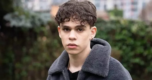 Türk pop ve rap sahnesinin genç yeteneklerinden biri olan Alper