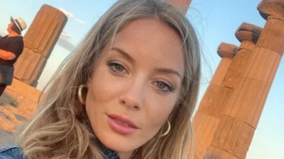 Netflix’te yayınlanan “Kimler Geldi Kimler Geçti” dizisinde Tuba Tepelioğlu karakteriyle