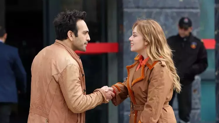 Başrollerini Demet Evgar, Buğra Gülsoy ve Mehmet Yılmaz Ak’ın paylaştığı