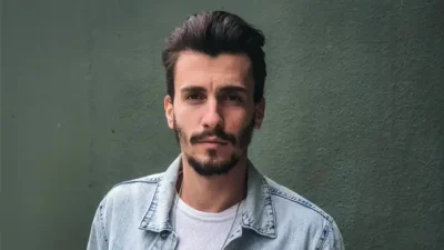 Bertan Asllani, hem oyunculuğu hem de geçmişteki müzik kariyeriyle izleyicilerin