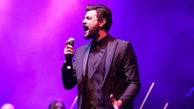 Fox TV ekranlarında yayınlanan Hudutsuz Sevda dizisinde Fikret karakteriyle dikkat