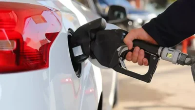 Petrol fiyatlarında son günlerde yaşanan sert dalgalanma ve döviz kurundaki