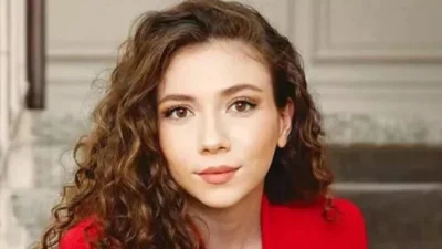 İlk kez çocuk yaşta kamera karşısına geçen, reklam filmleriyle dikkat