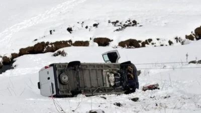 Kovancılar-Elazığ seferini yapan minibüs, karla kaplı yolda kontrolden çıkarak şarampole