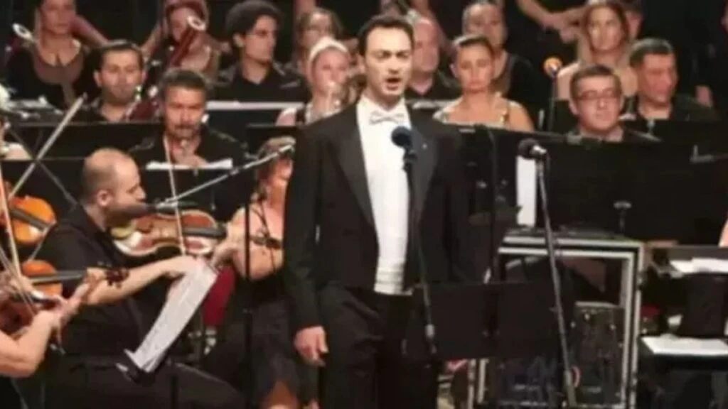 İstanbul Devlet Opera ve Balesi’nde görev yapan koro sanatçısı Emrah