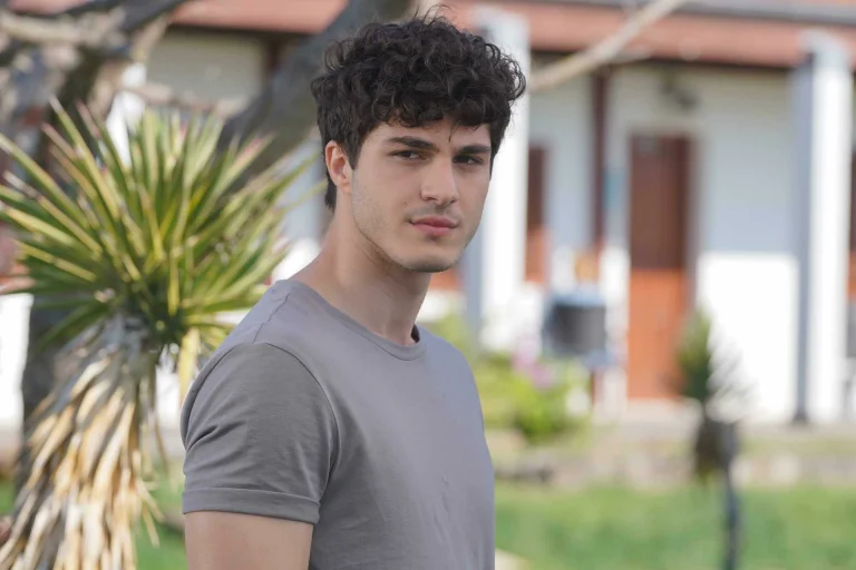 Star TV’nin dikkat çeken dizisi Sahipsizler, her bölümüyle izleyicileri ekran