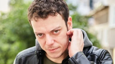 Türk televizyonunun son dönemlerde dikkat çeken genç yeteneklerinden Eray Ertüren,