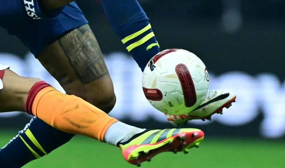 Türk futbolunun iki ezeli rakibi Galatasaray ve Fenerbahçe, sezonun ilk