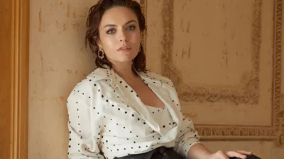 Türkiye'nin en yetenekli kadın oyuncularından biri olan Ezgi Mola, oyunculuk