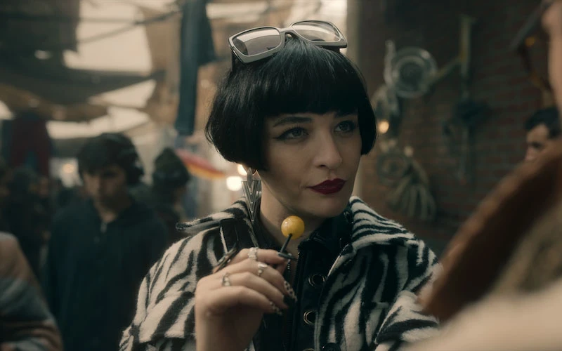 Gonca Vuslateri, hem başarılı oyunculuğu hem de renkli kişiliğiyle ekranların