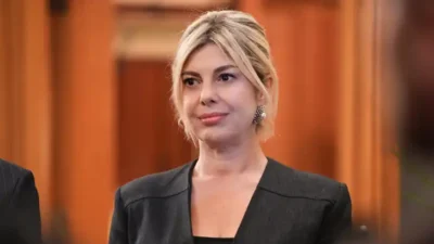 Türk televizyon ve sinemasının sevilen yüzlerinden Gözde Kansu, hem sahnedeki