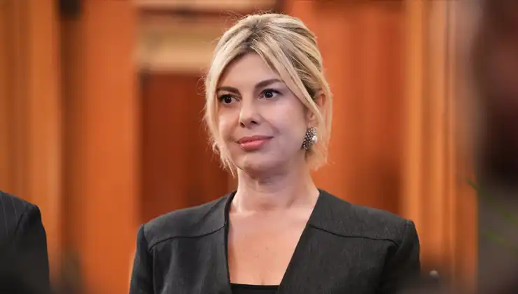 Türk televizyon ve sinemasının sevilen yüzlerinden Gözde Kansu, hem sahnedeki