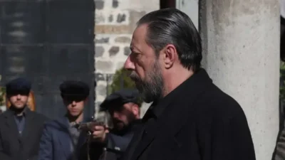 Televizyonun karizmatik yüzü Hakan Boyav, hem oyunculuğu hem de ses