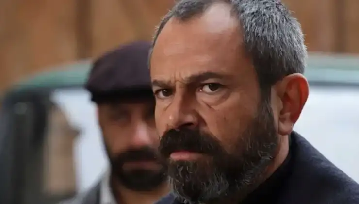 Tiyatro sahnelerinden ekranlara uzanan başarılı kariyeriyle adından sıkça söz ettiren