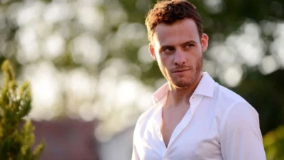 Yurt dışında büyüyen, kariyerine Hollywood hayaliyle başlayan ve Türkiye’ye döndükten