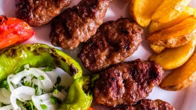 Köfte tariflerinin vazgeçilmez yapı taşlarından biri olan baharat kullanımı, lezzetin