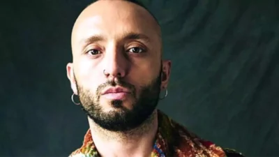 Türk müziğinde kendine özgü tarzı, derinlikli şarkı sözleri ve sahnedeki