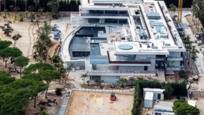 Futbol kariyerini sonlandırdıktan sonra gözlerden uzak, lüks dolu bir yaşam