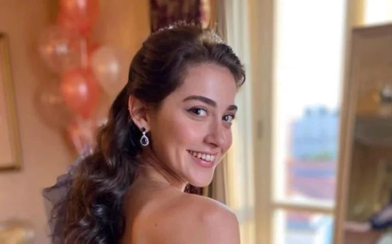 Bahar dizisinde Aziz Uras’ın sevgilisi Seren’i canlandıran Nil Sude Albayrak,