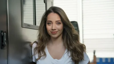 Tatlı Küçük Yalancılar dizisiyle televizyon dünyasına adım atan ve son