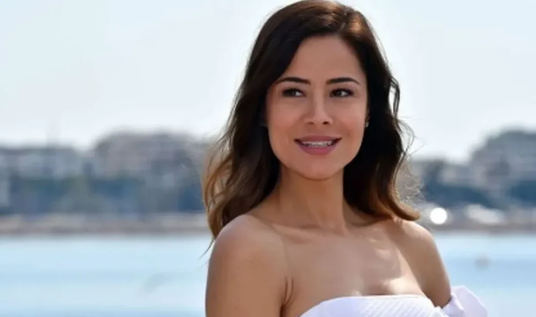 Türk televizyon dizilerinin tanınmış yüzü Özlem Conker, hem kariyeri hem