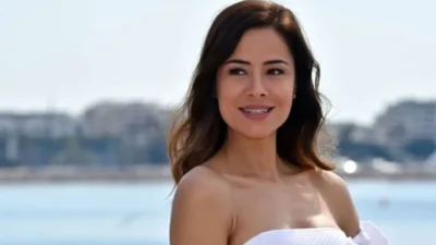 Türk televizyon dizilerinin tanınmış yüzü Özlem Conker, hem kariyeri hem