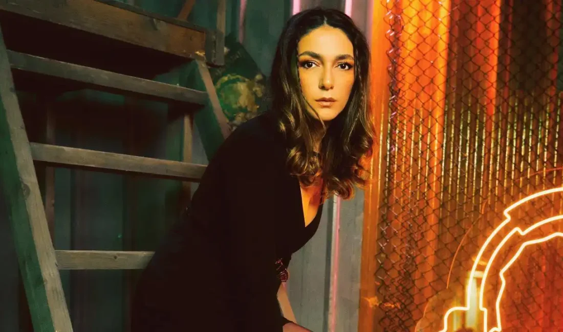 Şebnem Hassanisoughi, güçlü oyunculuğu ve dikkat çeken performansıyla izleyicilerin gündemine