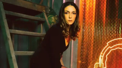 Şebnem Hassanisoughi, güçlü oyunculuğu ve dikkat çeken performansıyla izleyicilerin gündemine