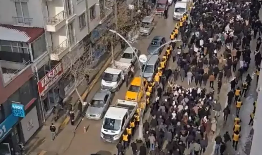 Suriye’de yaşanan gelişmelerin Türkiye’deki yansımaları Van ve Ağrı’da kendini gösterdi.