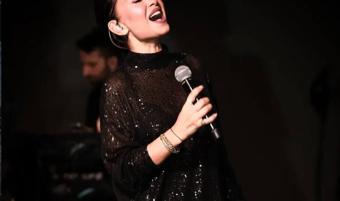 Ajda Pekkan’ın uzun yıllardır sahnede yanından ayırmadığı vokalisti ve Tarık