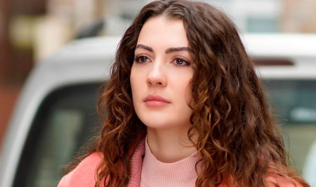 Son yılların en çok konuşulan kadın oyuncularından biri olan Burcu