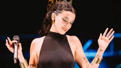 Bestelediği şarkılar, güçlü sahne duruşu ve kendine özgü sesiyle geniş