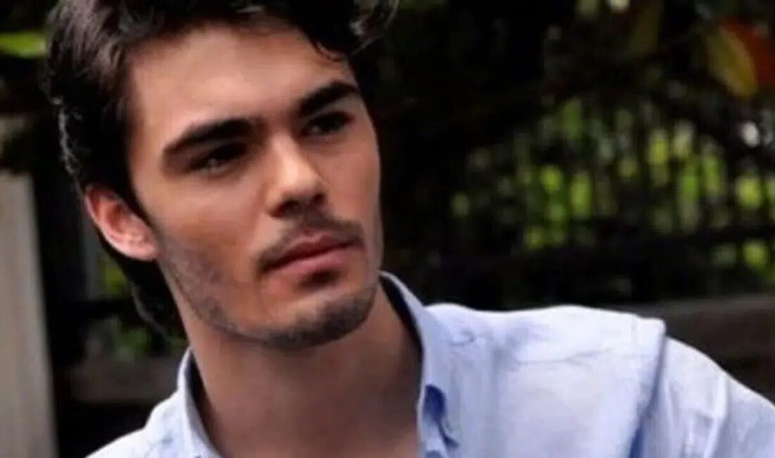 Türk pop müziğinin 1990’lı yıllarına damga vuran isimlerden biri olan