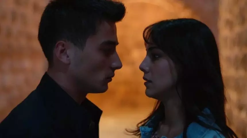 Kanal D'nin reyting rekortmeni dizisi Uzak Şehir, hem ekranda hem