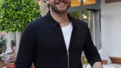 Türk televizyon ve sinema dünyasının genç yetenekli oyuncusu Mustafa Mert