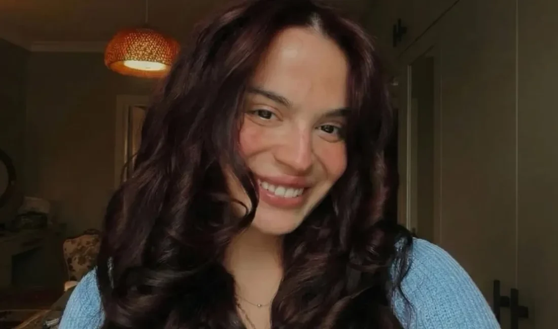 Başarılı oyunculuğu ve enerjik tavırlarıyla geniş bir hayran kitlesine sahip