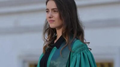 TRT 1 ekranlarında yayınlanan Taşacak Bu Deniz dizisinde Eleni karakterine