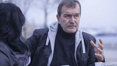 Türk tiyatrosunun köklü geleneğinden gelen ve ekran projelerinde sergilediği güçlü