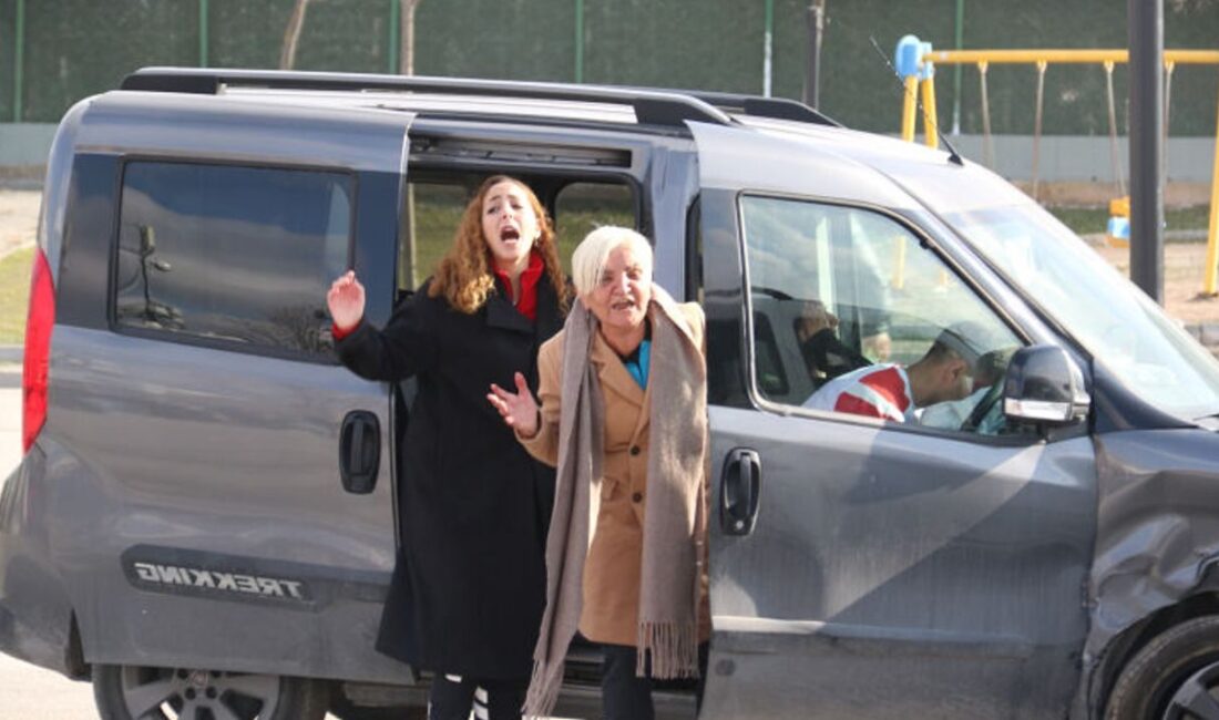 Acil Sağlık Hizmetleri Haftası kapsamında Eskişehir’de düzenlenen trafik kazası tatbikatı,