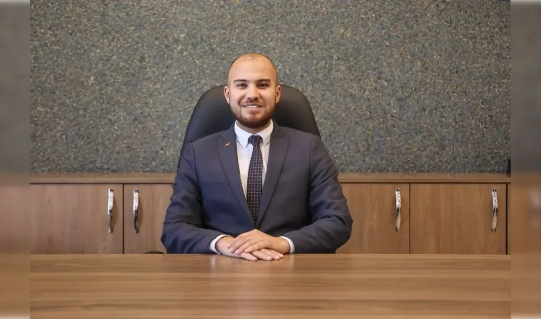 Uşak Belediyesi bünyesinde Özel Kalem Müdürü olarak görev yapan Hasan