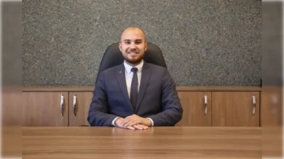 Uşak Belediyesi bünyesinde Özel Kalem Müdürü olarak görev yapan Hasan