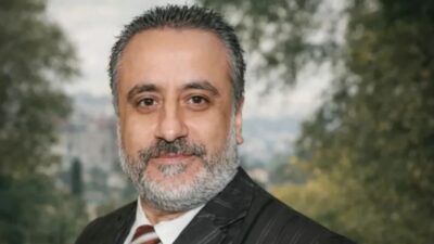 Türk yapımcı, eski şarkıcı ve doktor kimliğiyle tanınan Erol Köse,