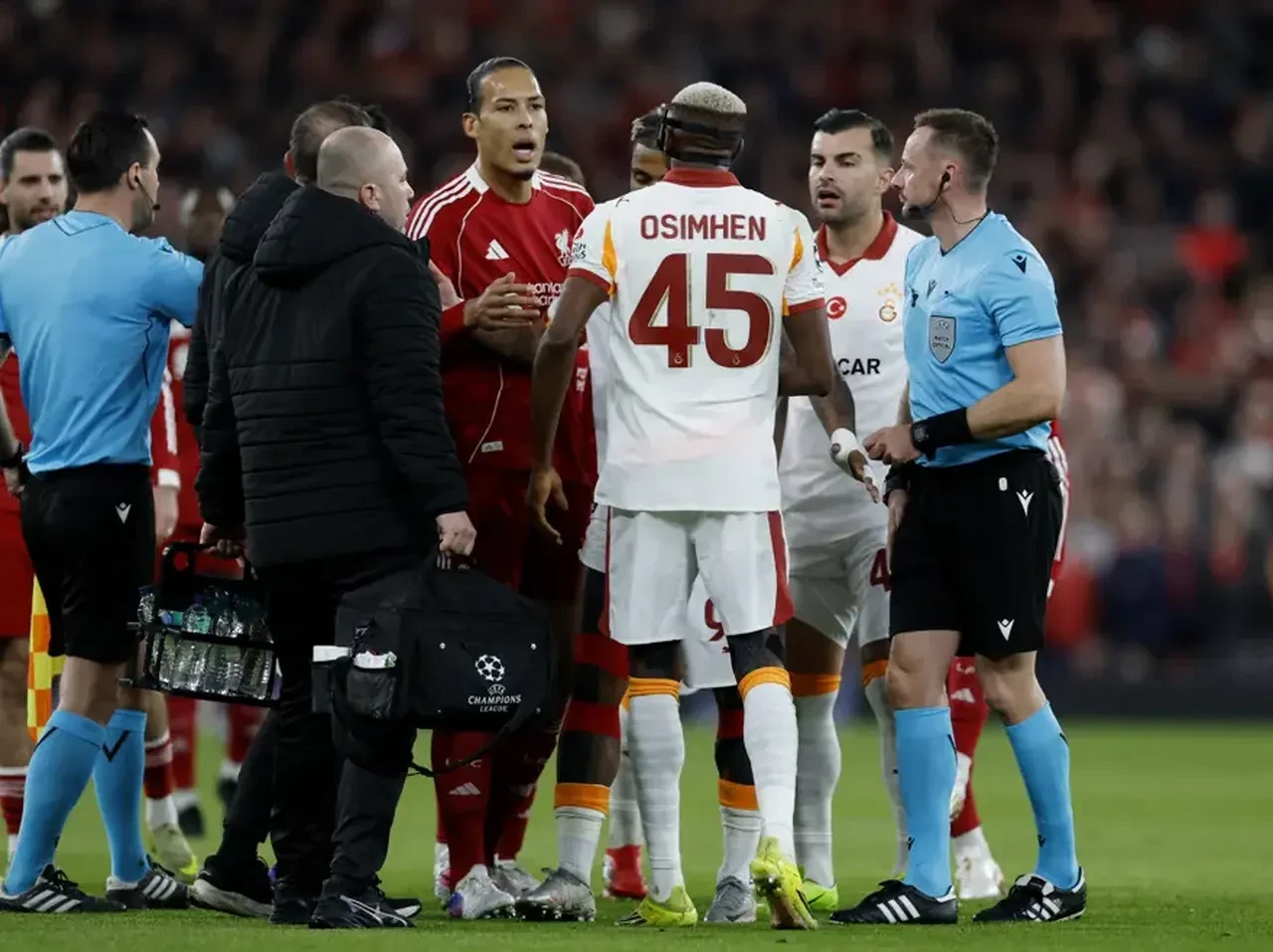 UEFA Şampiyonlar Ligi’nde oynanan Liverpool karşılaşmasında Galatasaray’ın yıldız golcüsü Victor