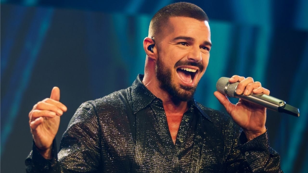 Latin pop müziğinin dünyaca ünlü ismi Ricky Martin, uzun bir