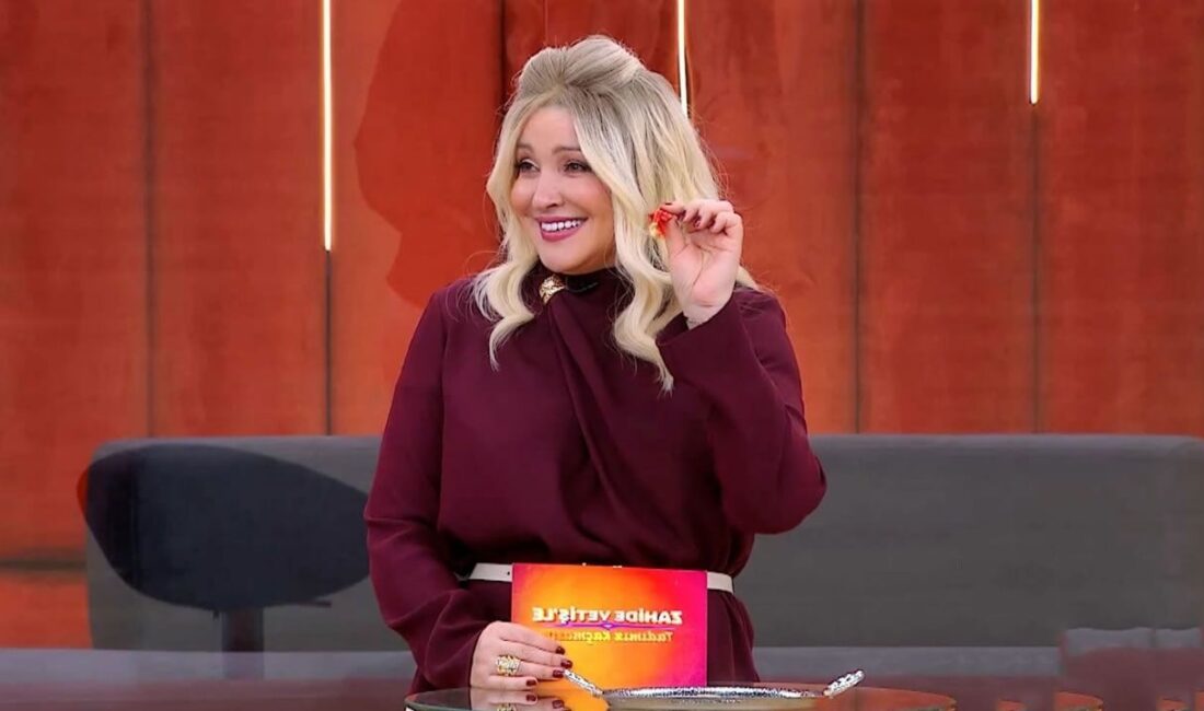 TV8 ekranlarında hafta içi her gün saat 12.30’da izleyiciyle buluşan