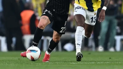 Süper Lig’de şampiyonluk yarışını yakından ilgilendiren Fenerbahçe–Beşiktaş derbisi için geri