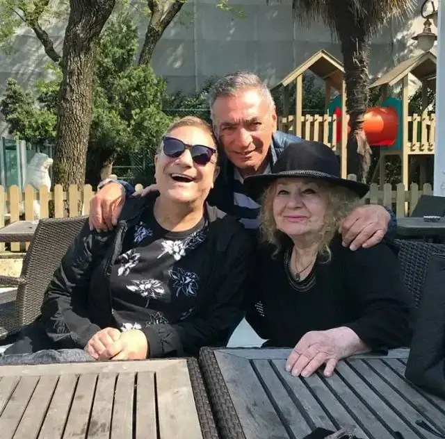 Ünlü şovmen Mehmet Ali Erbil’in annesi Yurdagül Eken vefat etti.