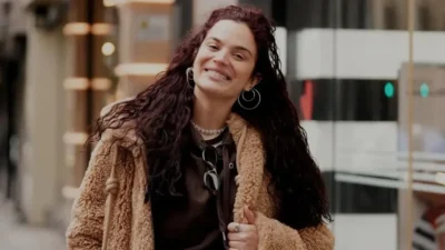 Son dönemde sağlık sorunlarıyla gündemden düşmeyen oyuncu Aslı Bekiroğlu, peş