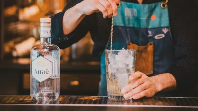 Cin, dünya çapında milyonlarca kişi tarafından tercih edilen, ardıç meyvesi