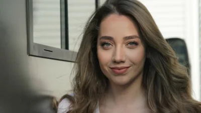 Türk televizyon dünyasının dikkat çeken isimlerinden Özge Özacar, Londra’da katıldığı